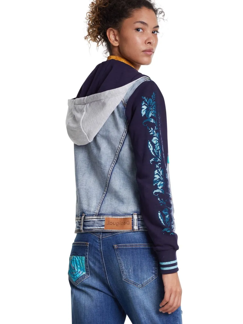 CHAQUETA CON CAPUCHA PARA MUJER DESIGUAL 20SWED14