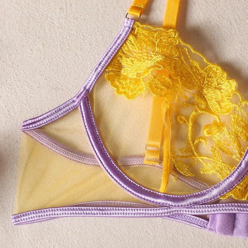 Conjunto de lencería amarillo con ribete morado