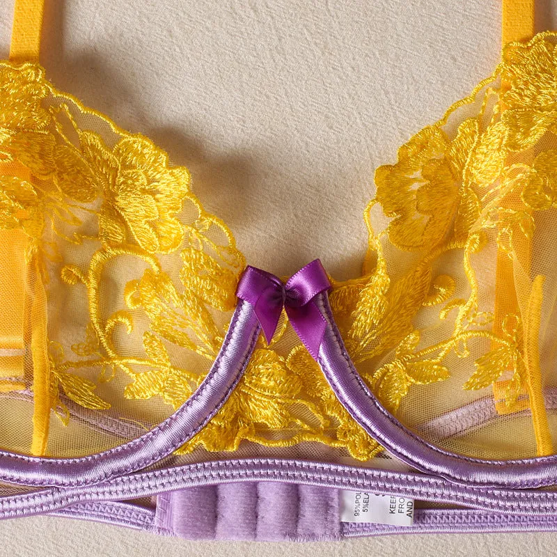 Conjunto de lencería amarillo con ribete morado