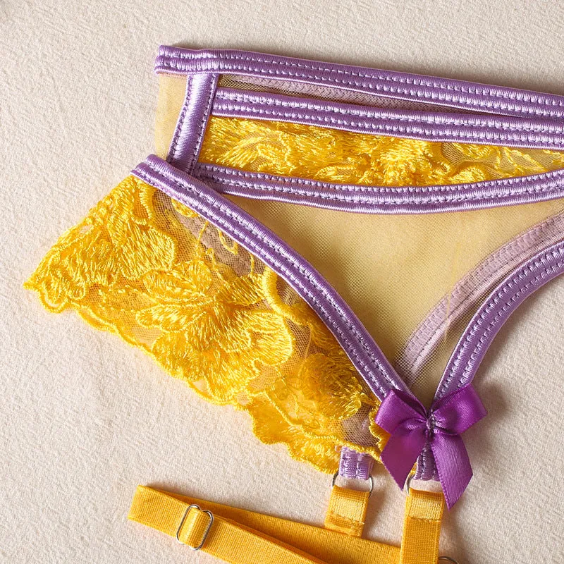 Conjunto de lencería amarillo con ribete morado