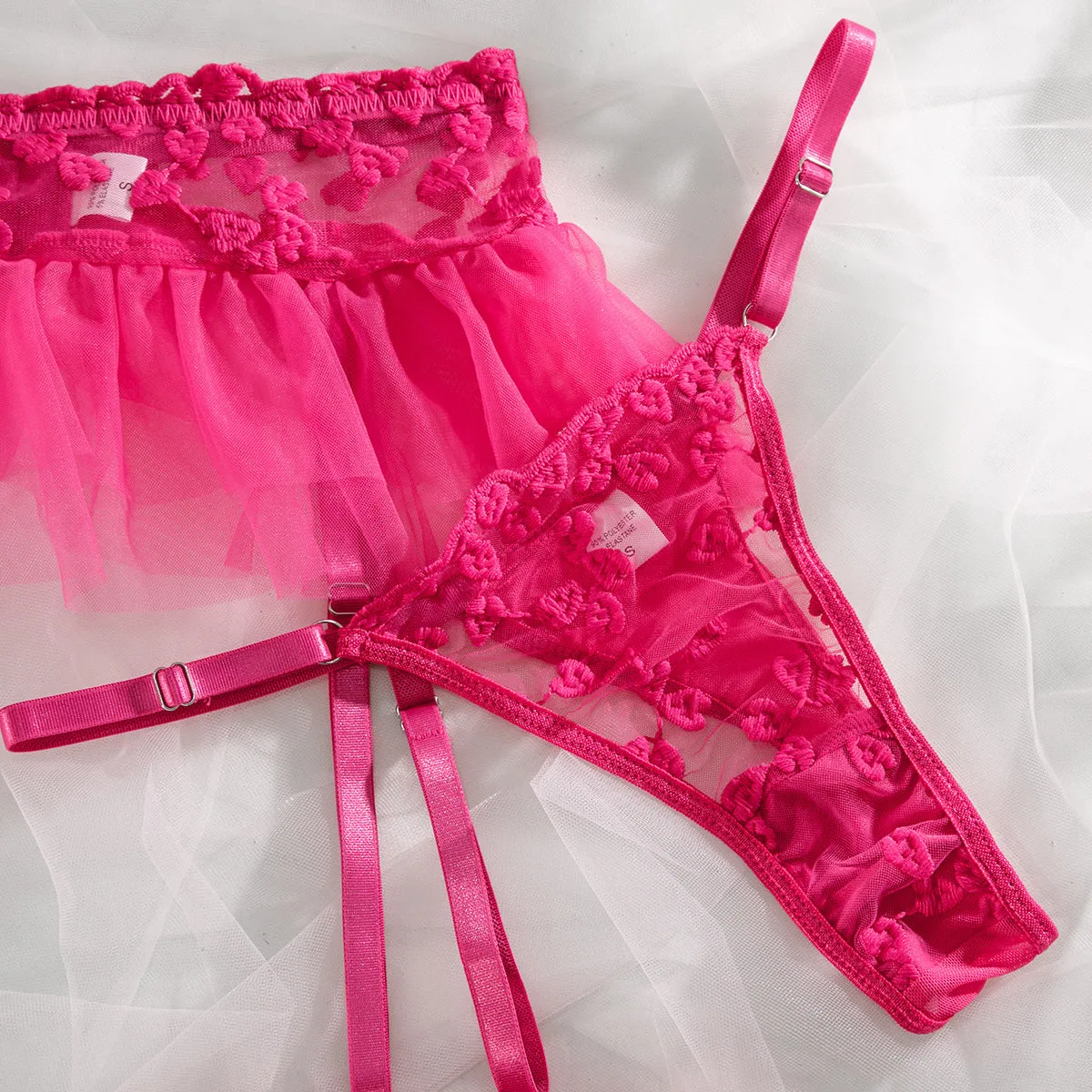 Conjunto de lencería rosa con corazoncitos y tul