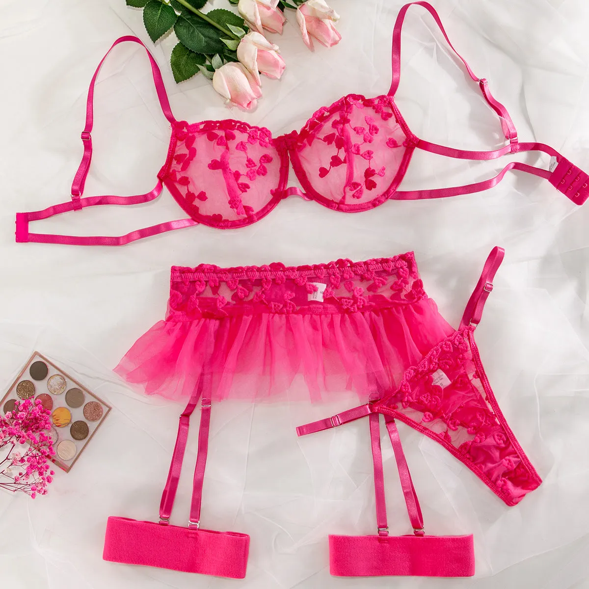 Conjunto de lencería rosa con corazoncitos y tul