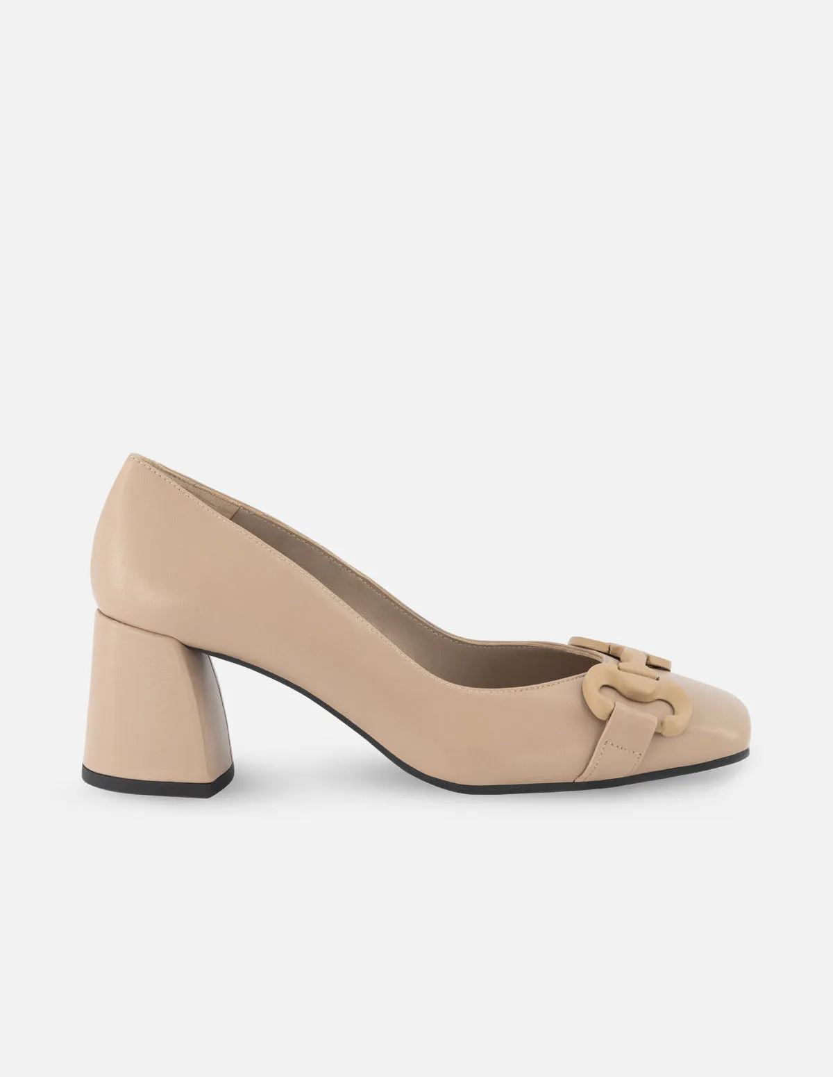 Zapatilla de piel color beige con hebilla para mujer