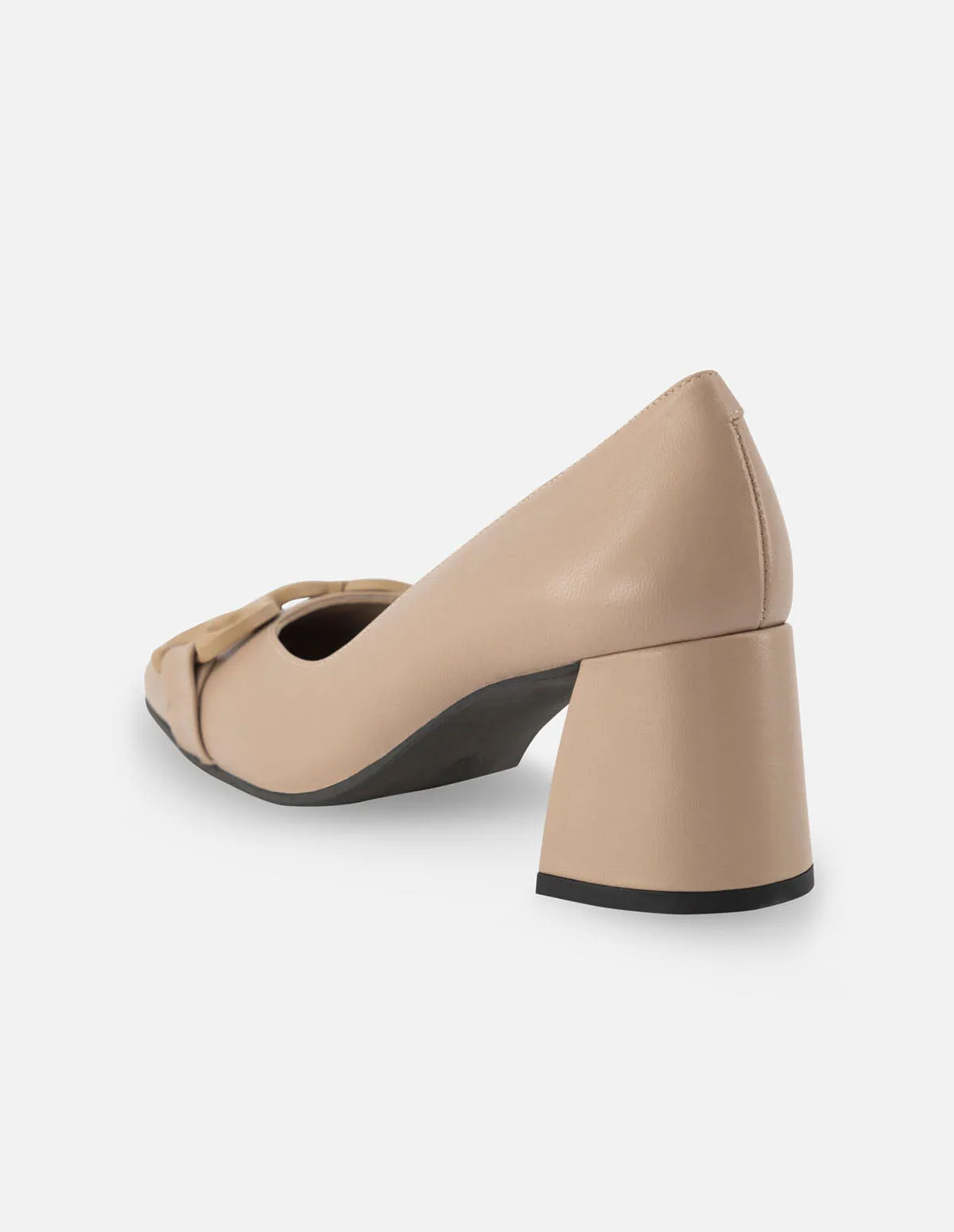 Zapatilla de piel color beige con hebilla para mujer