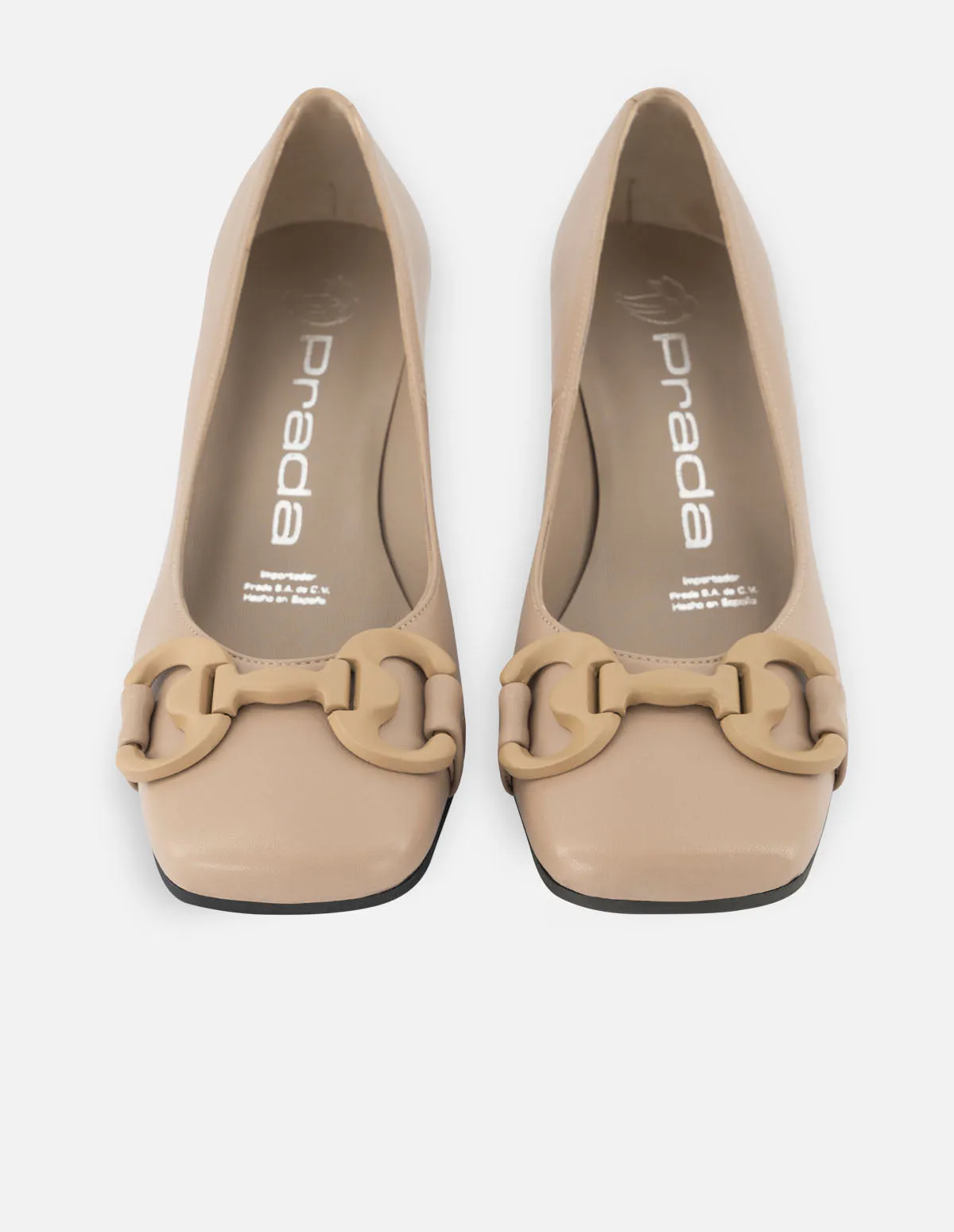 Zapatilla de piel color beige con hebilla para mujer